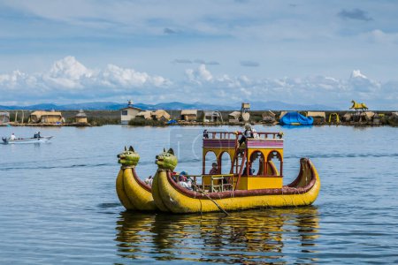 Téléchargez les photos : Le vieux bateau en bois dans le lac Titicaca - en image libre de droit