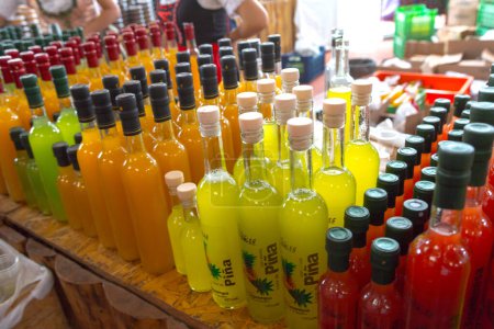 Foto de Botellas de diferentes tipos de alcohol - Imagen libre de derechos