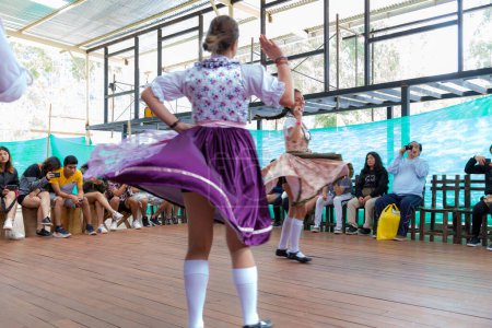 Foto de La actuación de los niños en el concierto de la odessa odessa. danza tradicional vasca en un festival folclórico, jóvenes bailando en Oxapampa, Perú - Imagen libre de derechos