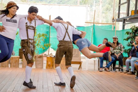 Téléchargez les photos : Jeunes dansant en Huancavelica, Pérou - en image libre de droit