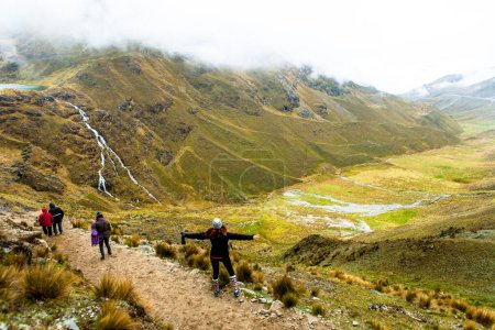 Téléchargez les photos : Touristes dans les montagnes - en image libre de droit
