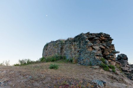 Téléchargez les photos : Ancien mur de pierre de l'ancien château dans la ville de l'état de la capitale de l'état de la - en image libre de droit