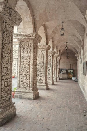Téléchargez les photos : Intérieur des Cloîtres de l'entreprise, de la ville d'Arequipa Pérou - en image libre de droit