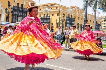 Téléchargez les photos : Pérou, danseurs non identifiés effectuant la parade annuelle Pérou lors de la parade de la journée Los Angeles au centre-ville - en image libre de droit