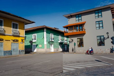 Téléchargez les photos : Scène de rue avec des maisons colorées et des maisons de la ville de Cajamarca au Pérou - en image libre de droit