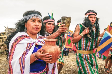 Téléchargez les photos : Autochtones dans les andes dans les andes, Pérou - en image libre de droit