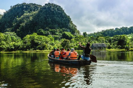 Téléchargez les photos : Un groupe de touristes dans le lac Tingo Maria - en image libre de droit