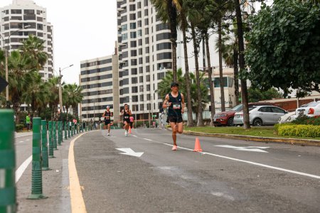 Foto de Atleta compitiendo en la maratón de Lima 42k, 21 de mayo, 2023 - Imagen libre de derechos