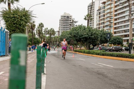 Foto de Atleta compitiendo en la maratón de Lima 42k, 2023 - Imagen libre de derechos