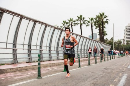 Foto de Atleta compitiendo en la maratón de Lima 42k, 21 de mayo, 2023 Perú - Imagen libre de derechos