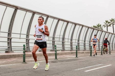 Foto de Atleta compitiendo en la maratón de Lima 42k, 21 de mayo, 2023 - Imagen libre de derechos