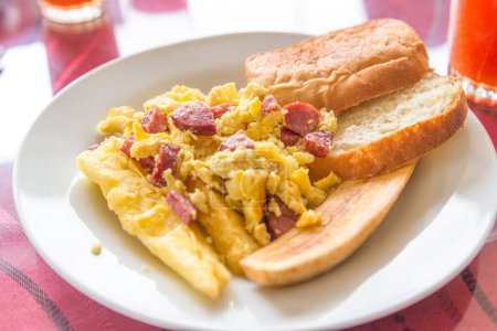 Téléchargez les photos : Petit déjeuner avec œufs brouillés et bacon - en image libre de droit