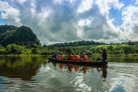 Téléchargez les photos : Tingo Maria, Pérou - 7 juin 2015 : Les touristes aiment naviguer sur un canot dans la rivière - en image libre de droit