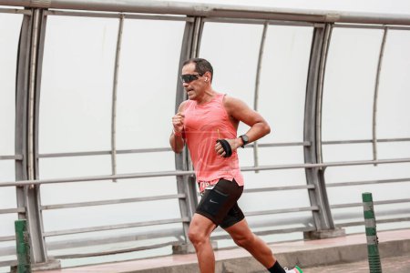 Téléchargez les photos : Lima, Pérou - 21 mai 2023 : Athlètes de course qui participent au Marathon de Lima 42K 2023 - en image libre de droit