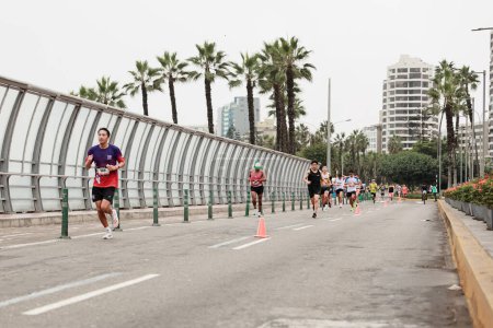 Téléchargez les photos : Lima, Pérou - 21 mai 2023 : Athlètes de course qui participent au Marathon de Lima 42K 2023 - en image libre de droit