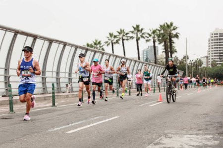 Foto de Lima, Perú - 21 de mayo de 2023: Correr atletas que compiten en la Maratón de Lima 42K 2023 - Imagen libre de derechos