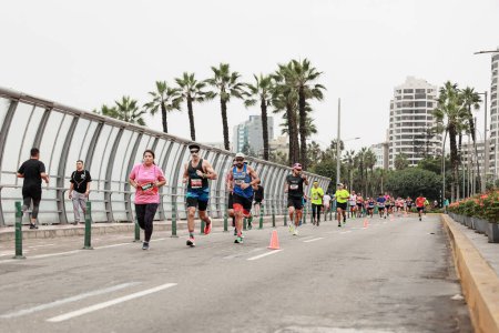 Foto de Lima, Perú - 21 de mayo de 2023: Correr atletas que compiten en la Maratón de Lima 42K 2023 - Imagen libre de derechos
