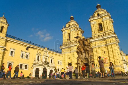 Téléchargez les photos : Vue de Lima des personnes devant Santo Domingo - en image libre de droit