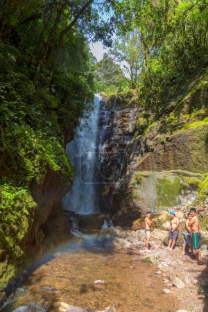 Téléchargez les photos : Les gens à la cascade dans une cascade dans la jungle de la forêt tropicale, rio de janeiro, Chanchamayo Pérou - en image libre de droit
