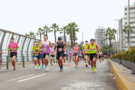 Téléchargez les photos : Marathon Lima 42k. Athlète en compétition, 21 mai 2023 - en image libre de droit