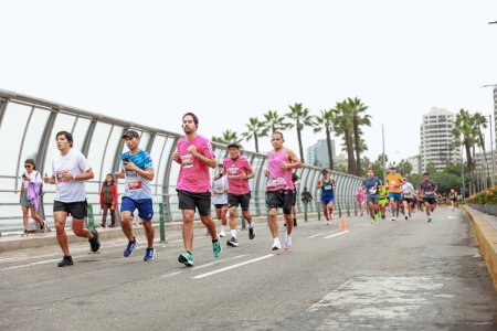 Téléchargez les photos : Lima, Pérou - 21 mai 2023 : Les athlètes participent au marathon de Lima 42K 2023. - en image libre de droit