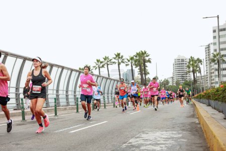 Foto de Lima, Perú - 21 de mayo de 2023: Atletas compiten en la Maratón de Lima 42K 2023. - Imagen libre de derechos