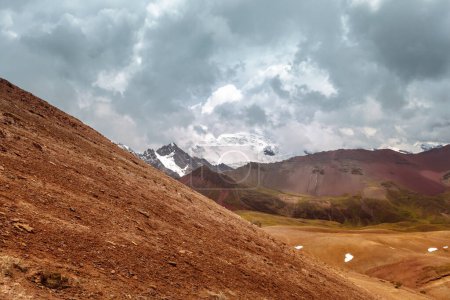 Foto de Paisaje de montaña en las montañas en Cusco Perú - Imagen libre de derechos