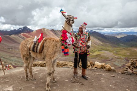 Foto de Hombre con su llama en la montaña de colores, Cusco Perú - Imagen libre de derechos