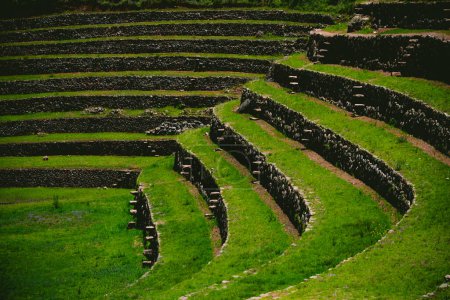 Foto de Hermosa vista de la antigua muralla en las montañas, Centro Arqueológico Moray, Cusco Perú - Imagen libre de derechos