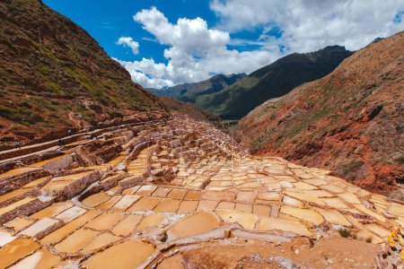 Téléchargez les photos : La route dans les montagnes, carrières de sel de Maras, Cusco Pérou - en image libre de droit
