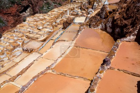 Téléchargez les photos : Lac de sel dans l'île de carrières de sel de Maras, Cusco Pérou - en image libre de droit