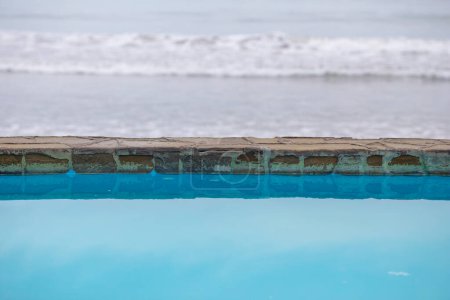 Téléchargez les photos : Belle vue sur la piscine dans la station hôtelière, concept voyage - en image libre de droit