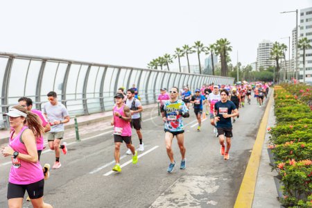 Foto de Lima, Perú - 21 de mayo de 2023: Atletas compiten en la Maratón de Lima 42K 2023. - Imagen libre de derechos