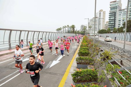 Téléchargez les photos : Lima, Pérou - 21 mai 2023 : Les athlètes participent au marathon de Lima 42K 2023. - en image libre de droit