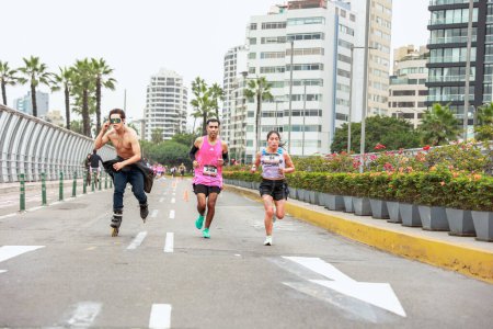 Téléchargez les photos : Athlètes participant au Marathon de Lima 42K 2023, Pérou - en image libre de droit