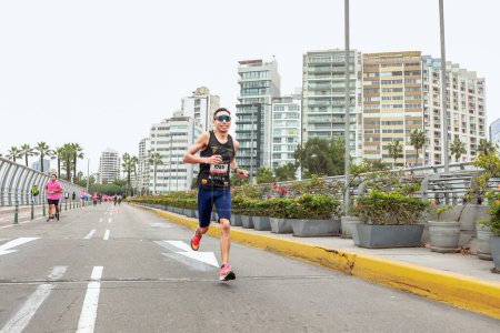 Foto de Atletas corriendo en la Maratón de Lima 42K 2023, Perú - Imagen libre de derechos