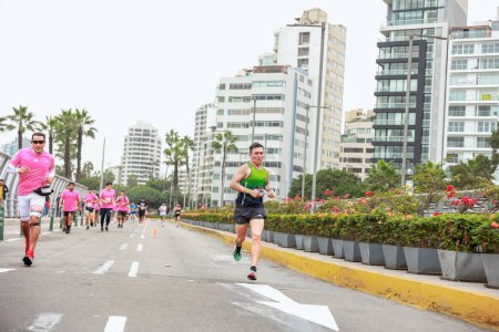 Téléchargez les photos : Lima, Pérou - 21 mai 2023 : Athlètes concourent dans le marathon de Lima 42K - en image libre de droit