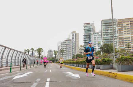 Foto de Lima, Perú - 21 de mayo de 2023: Atletas compiten en la Maratón de Lima 42K - Imagen libre de derechos