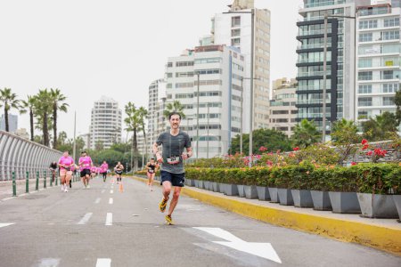 Foto de Los atletas compiten en la Maratón de Lima 42K 2023. Corriendo por la carretera, Lima Perú - Imagen libre de derechos