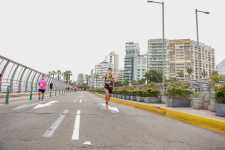 Foto de Los atletas compiten en la Maratón de Lima 42K 2023. Corriendo por la carretera, Lima Perú - Imagen libre de derechos