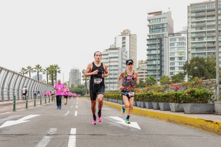 Téléchargez les photos : Les athlètes participent au marathon de Lima 42K 2023. Course sur la route, Lima Pérou - en image libre de droit