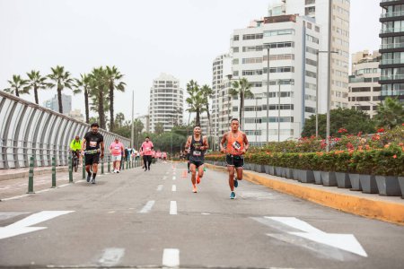 Foto de Lima, Perú - 21 de mayo de 2023: Atletas compiten en la Maratón de Lima 42K 2023 - Imagen libre de derechos