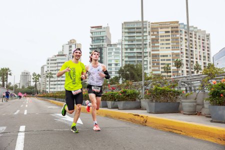 Téléchargez les photos : Lima, Pérou - 21 mai 2023 : Les athlètes participent au marathon de Lima 42K 2023 - en image libre de droit