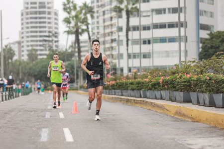 Téléchargez les photos : Lima, Pérou - 21 mai 2023 : Les athlètes participent au marathon de Lima 42K 2023 - en image libre de droit