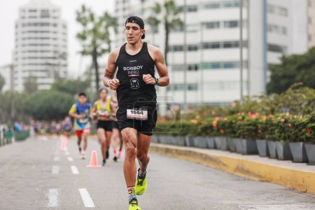 Foto de Lima, Perú - 21 de mayo de 2023: Atletas compiten en la Maratón de Lima 42K 2023 - Imagen libre de derechos