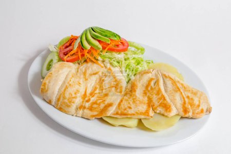 Téléchargez les photos : Saumon frit aux légumes et salade sur assiette blanche - en image libre de droit