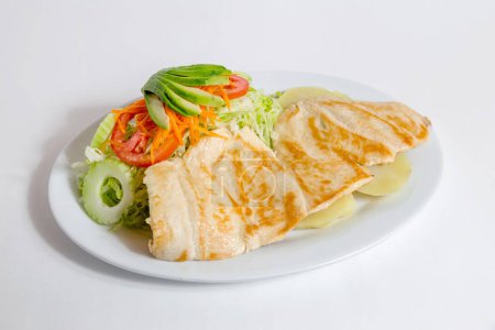 Foto de Filete de pescado a la parrilla con verduras y salsa - Imagen libre de derechos