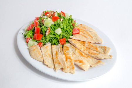Foto de Plato de sabrosos panqueques con salmón y verduras - Imagen libre de derechos