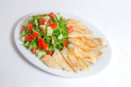 Téléchargez les photos : Salade fraîche aux légumes sur la table - en image libre de droit