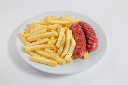 Foto de Embutidos con papas fritas, ketchup y mayonesa sobre fondo blanco - Imagen libre de derechos
